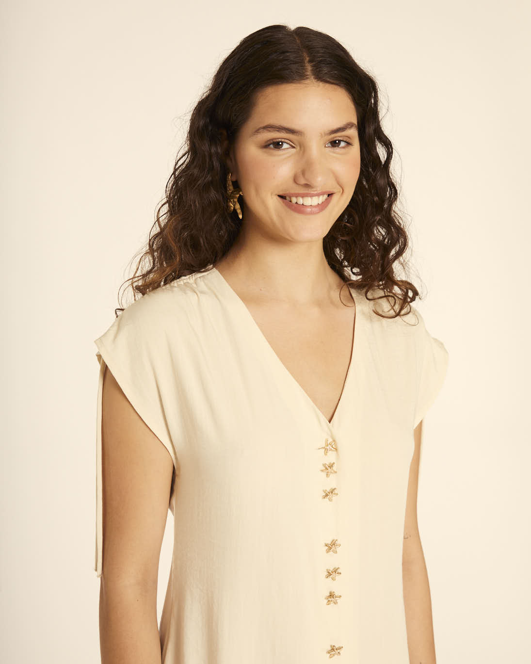 VESTIDO MIDI CON FRUNCIDO CREMA