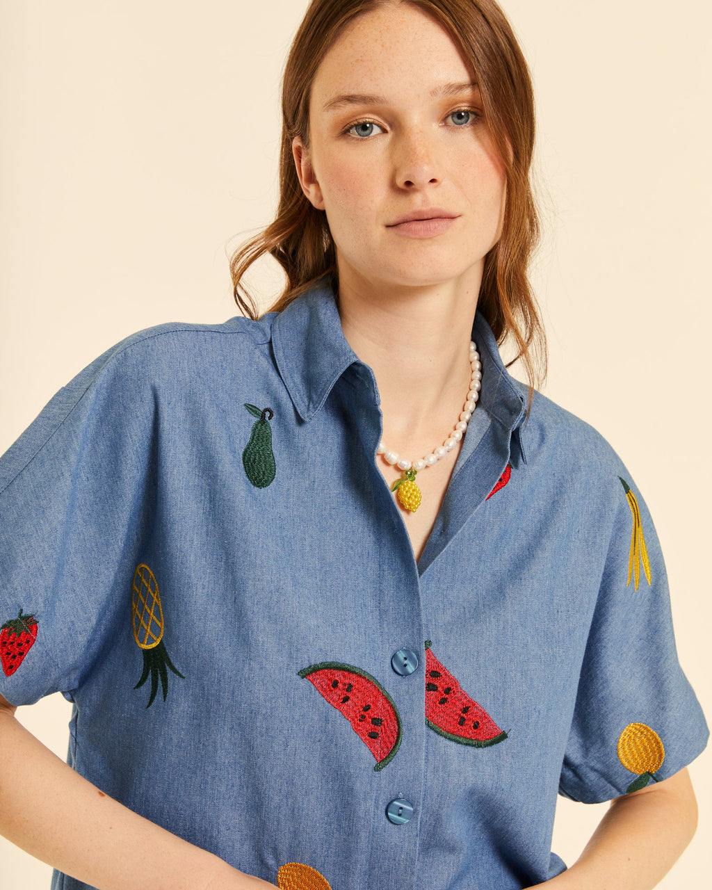Camisa denim con bordados