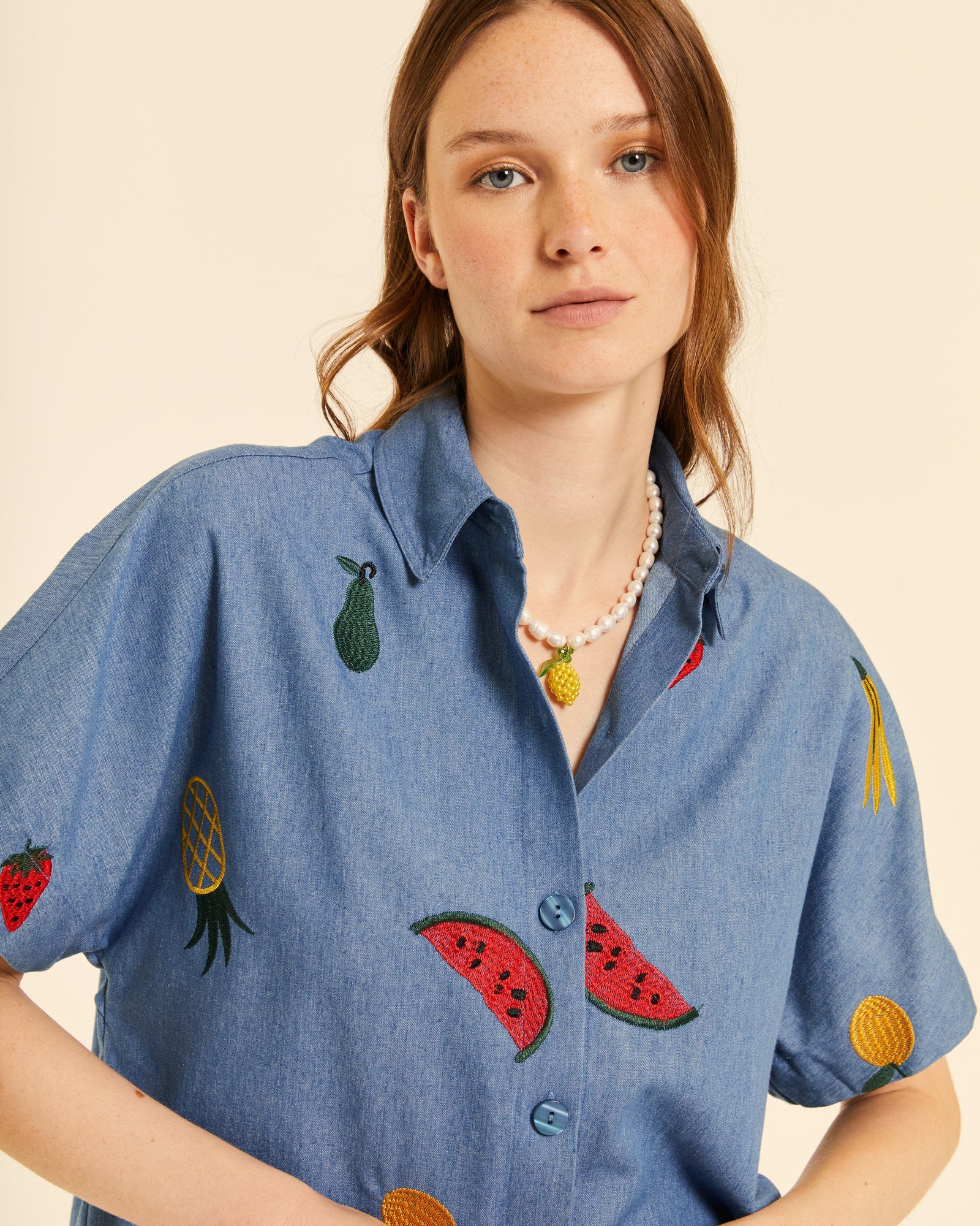 Camisa denim con bordados