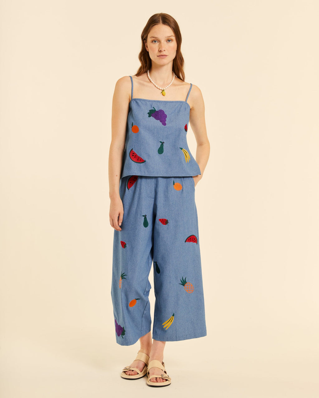 Top denim con bordados