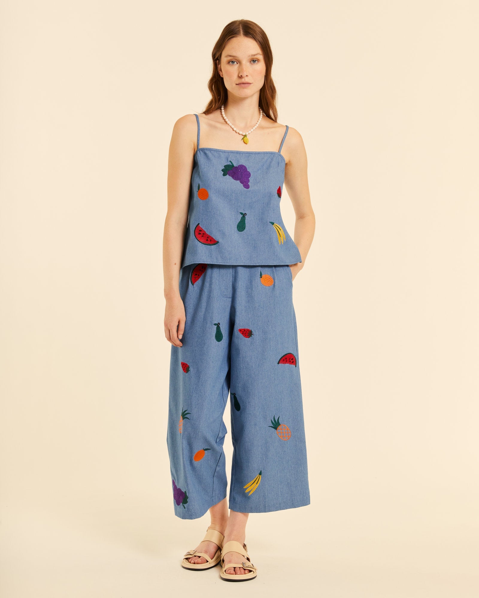 Top denim con bordados