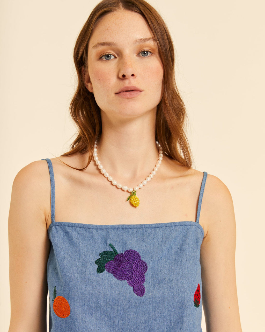 Top denim con bordados