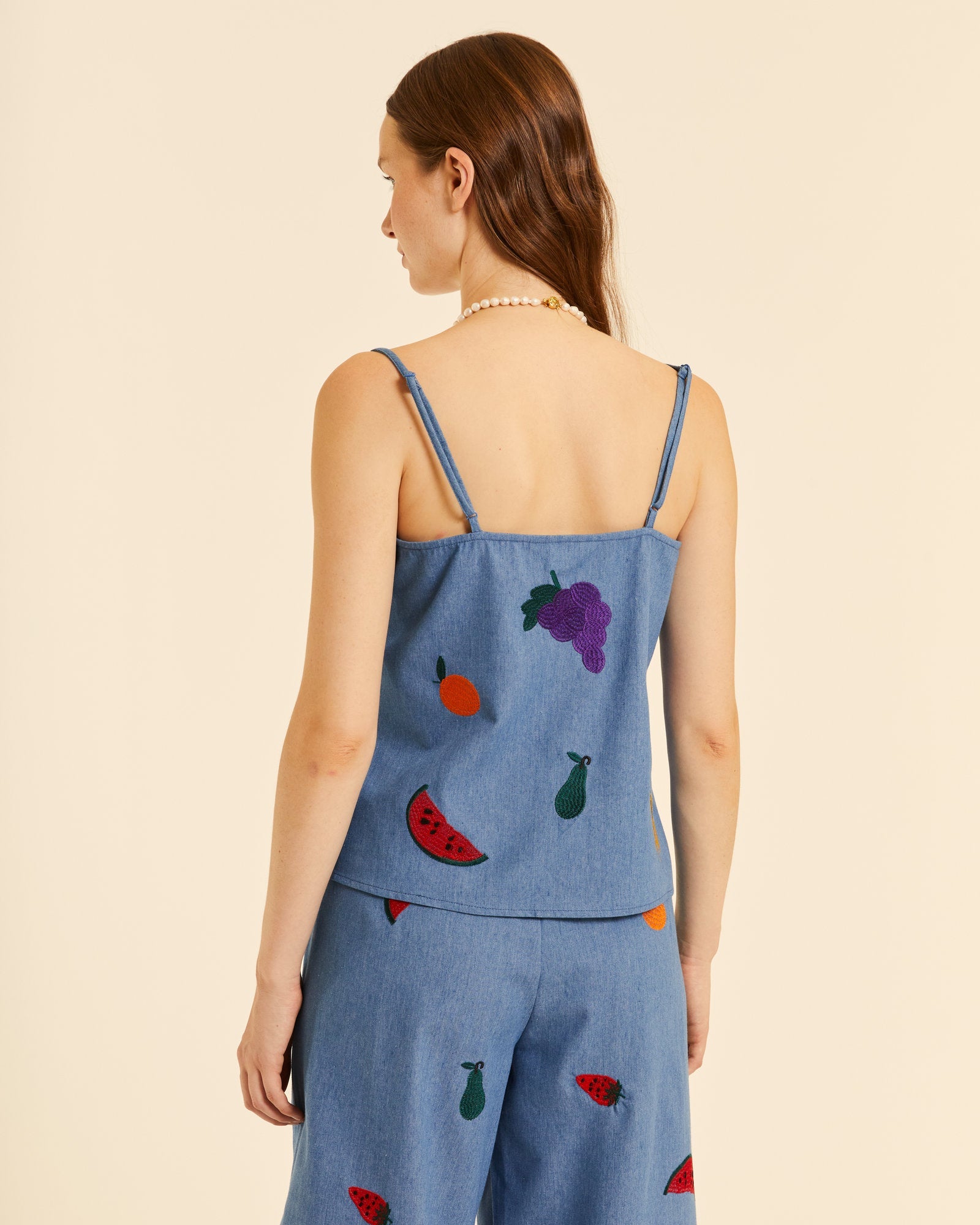 Top denim con bordados