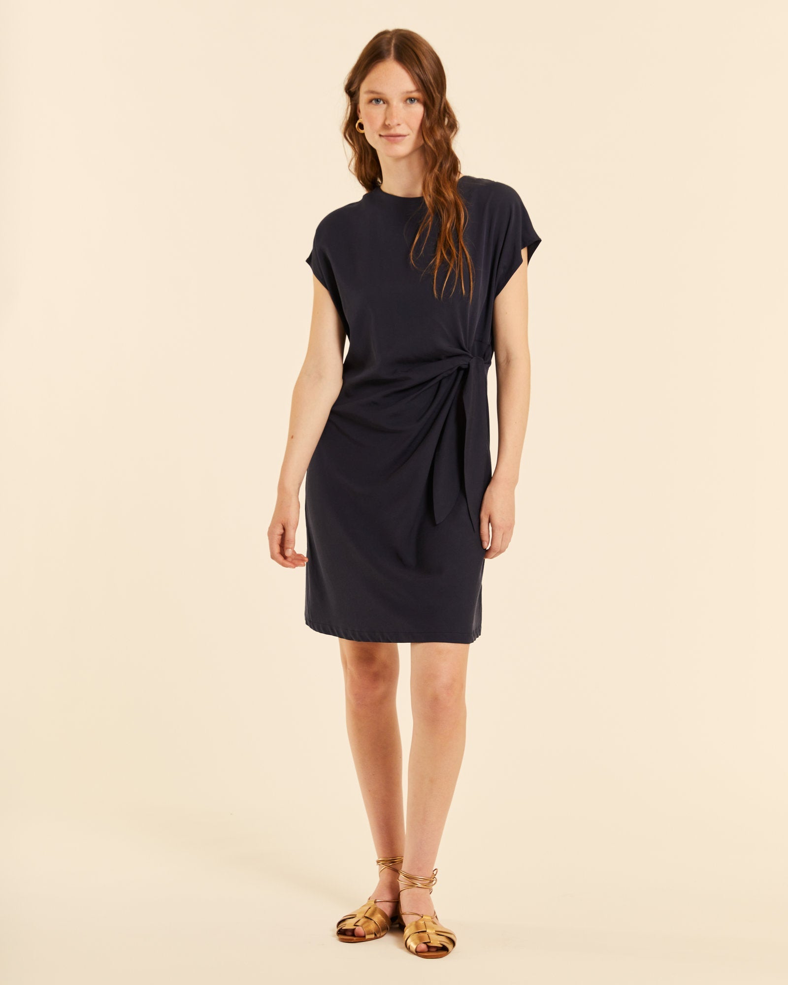 Vestido corto anudado negro