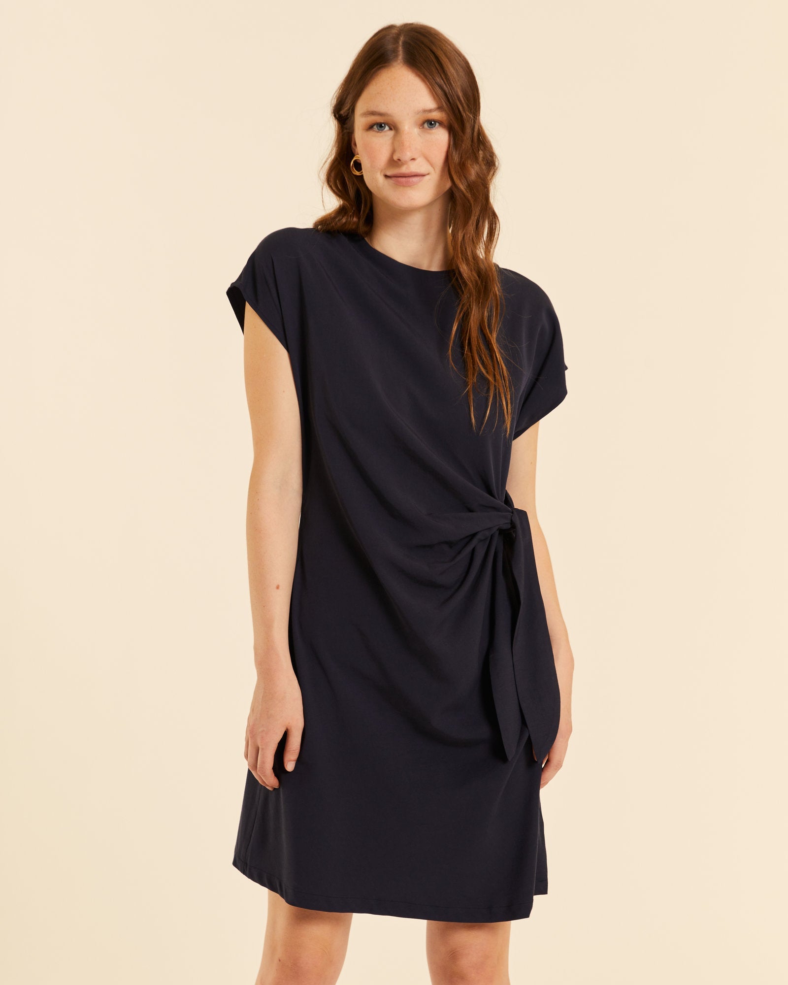 Vestido corto anudado negro