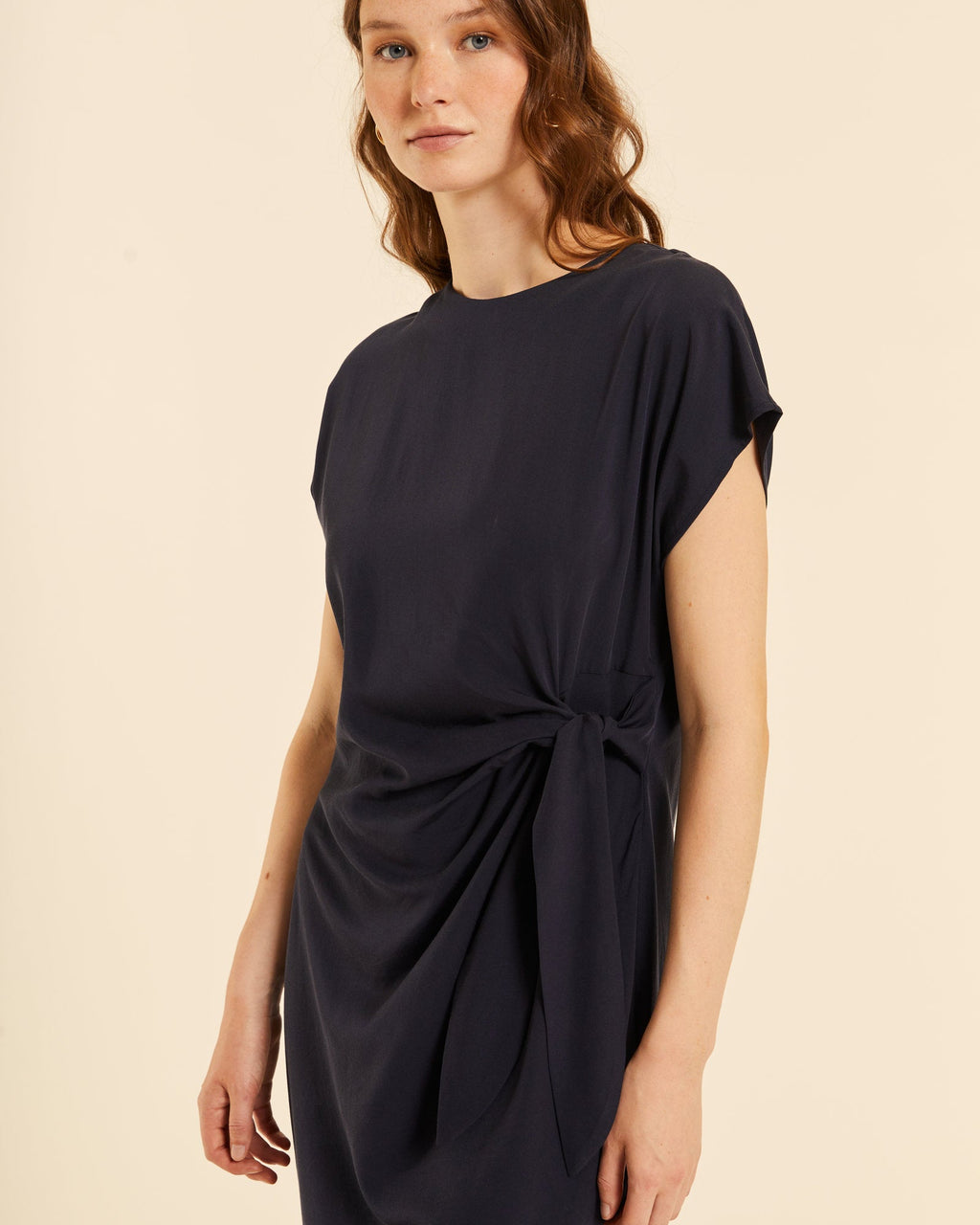 Vestido corto anudado negro