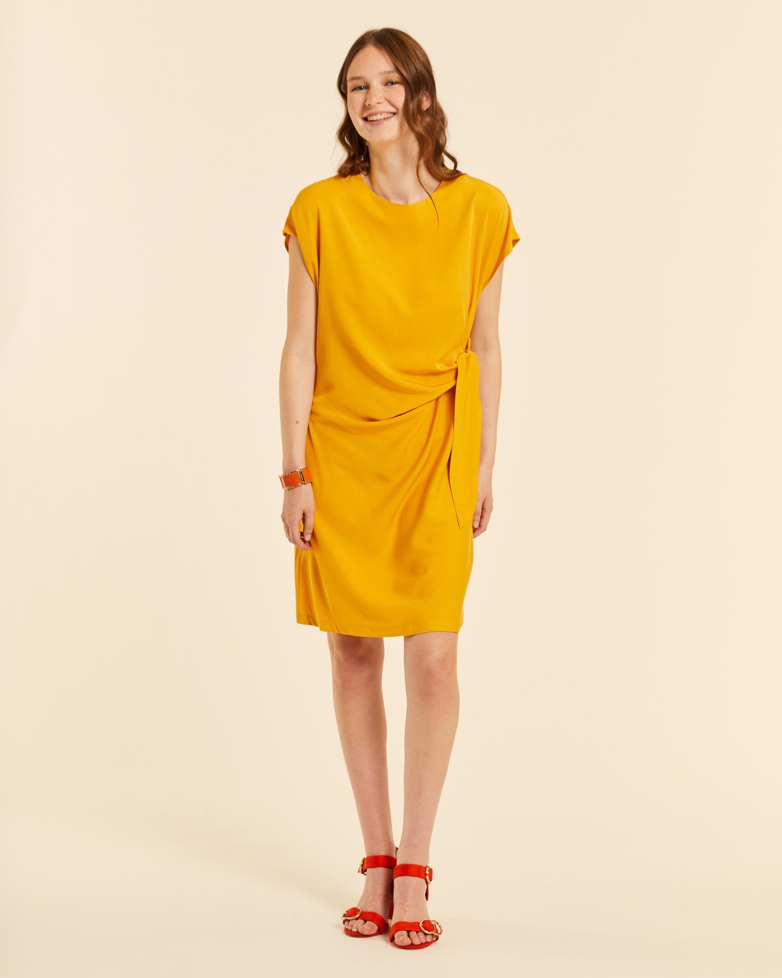 Vestido corto anudado amarillo