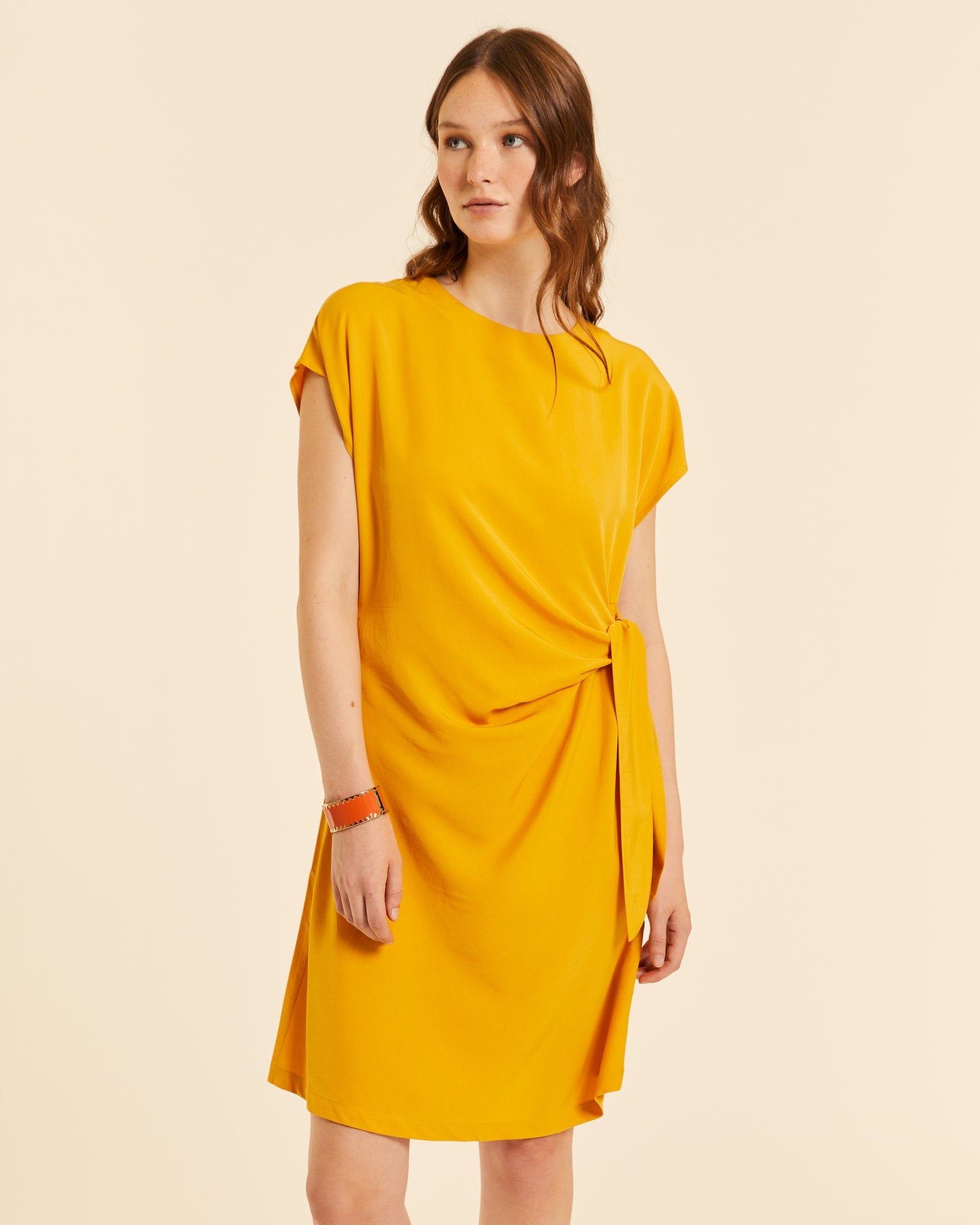 Vestido corto anudado amarillo