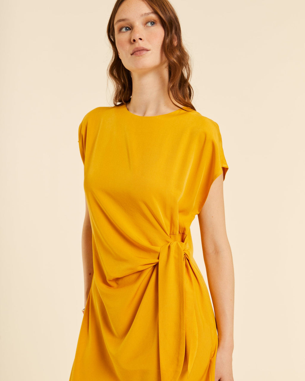Vestido corto anudado amarillo