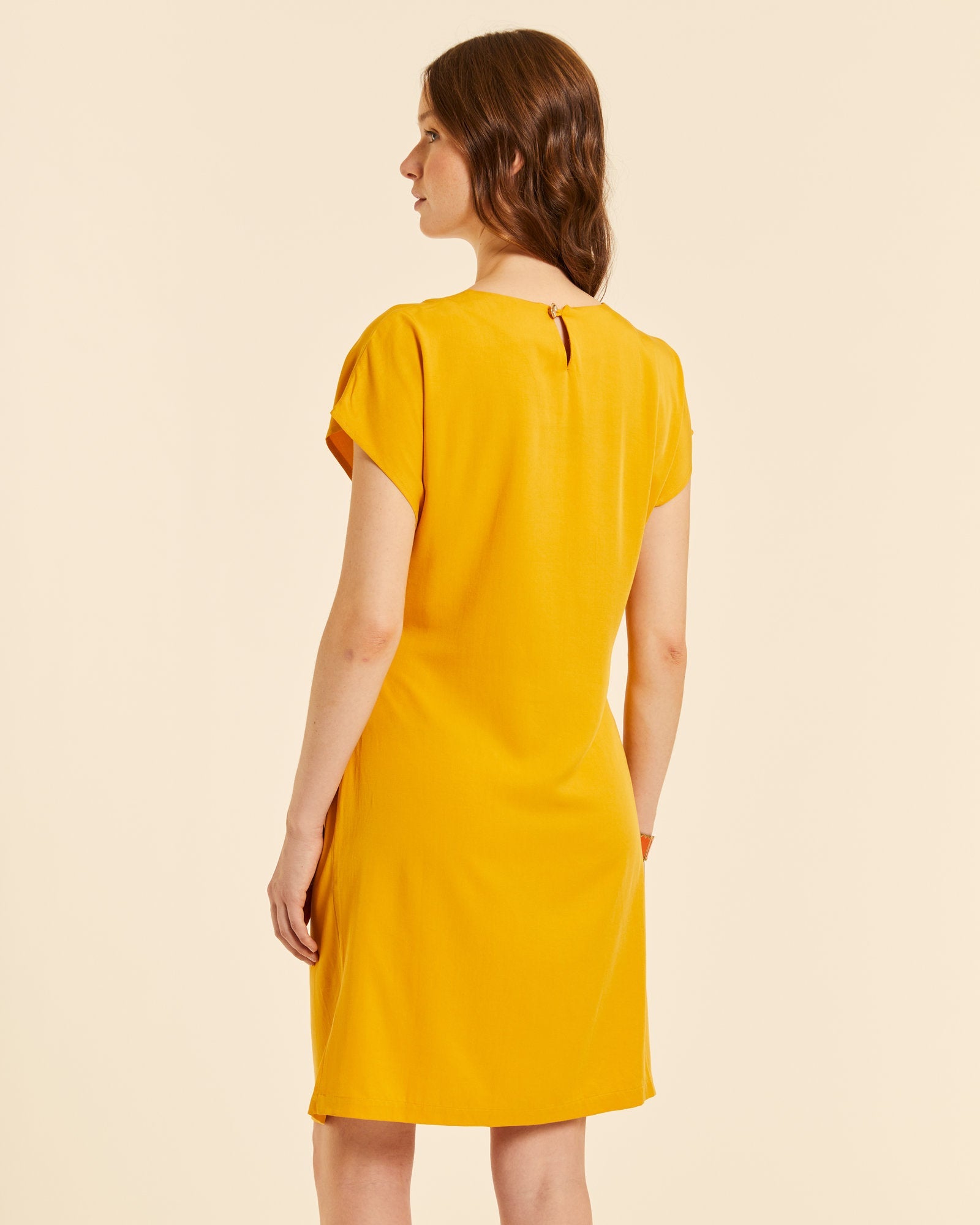 Vestido corto anudado amarillo
