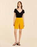 Shorts con botones amarillo