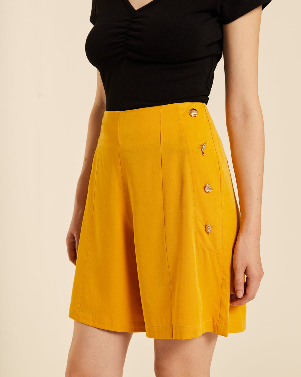 Shorts con botones amarillo