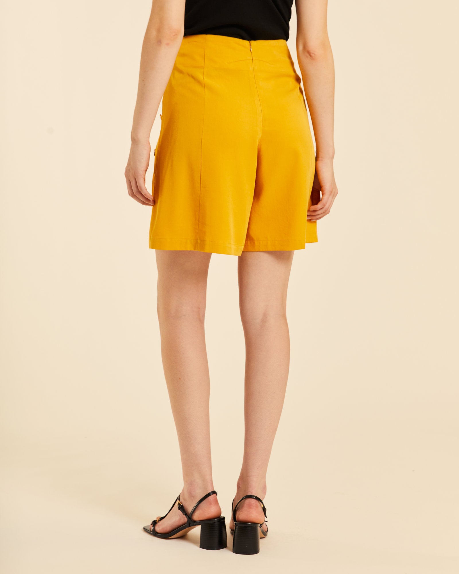 Shorts con botones amarillo