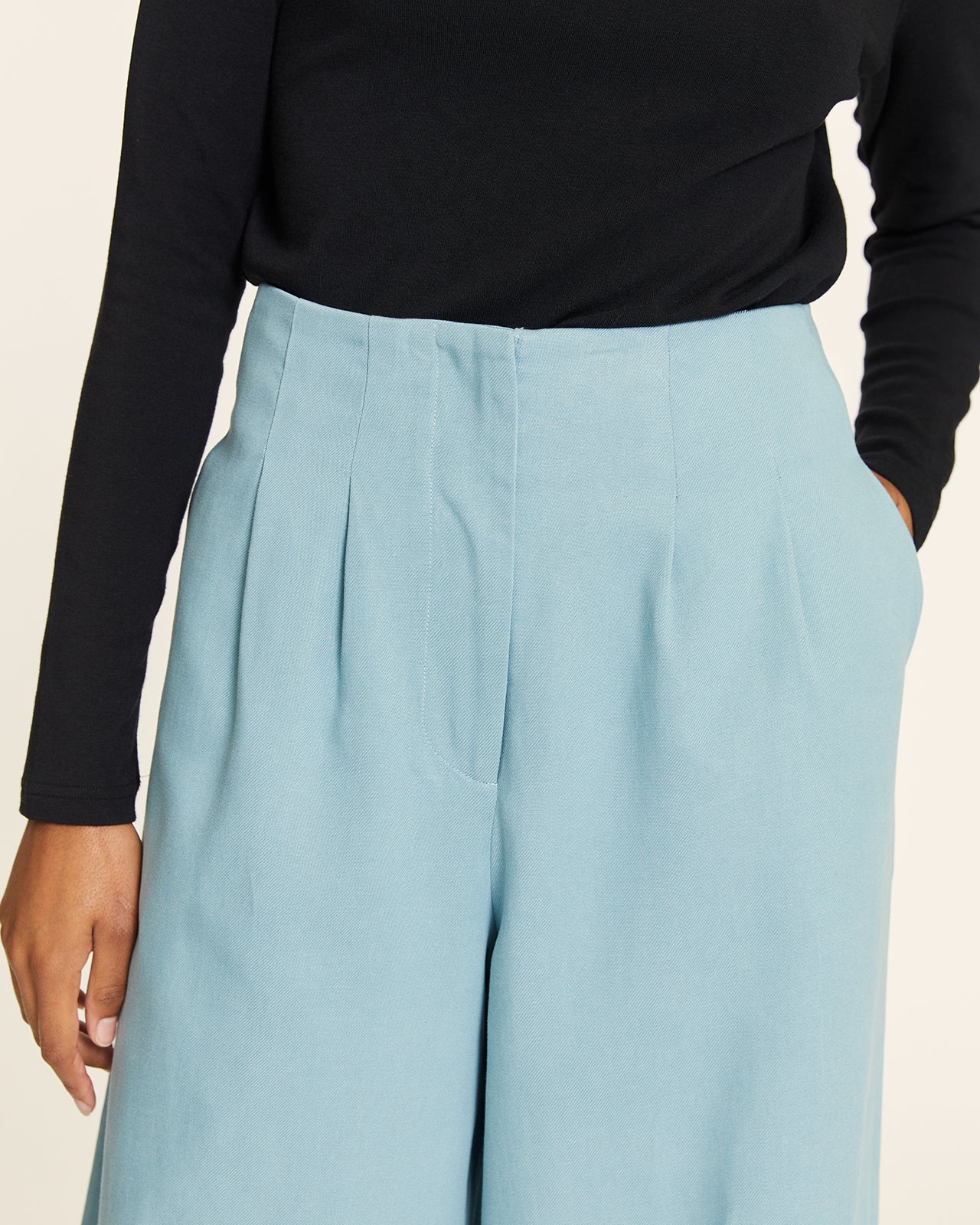 PANTALON TENCEL CON PINZAS DENIM