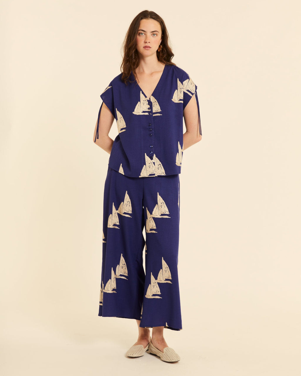 Blusa cuello pico con bordado barcos