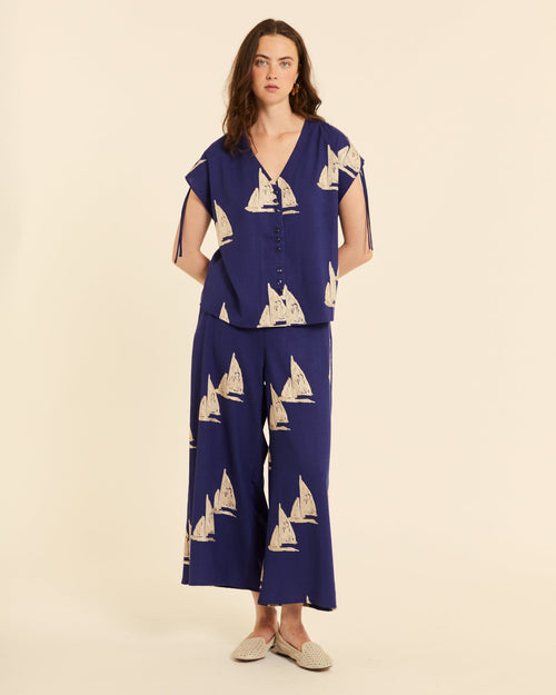 Blusa cuello pico con bordado barcos