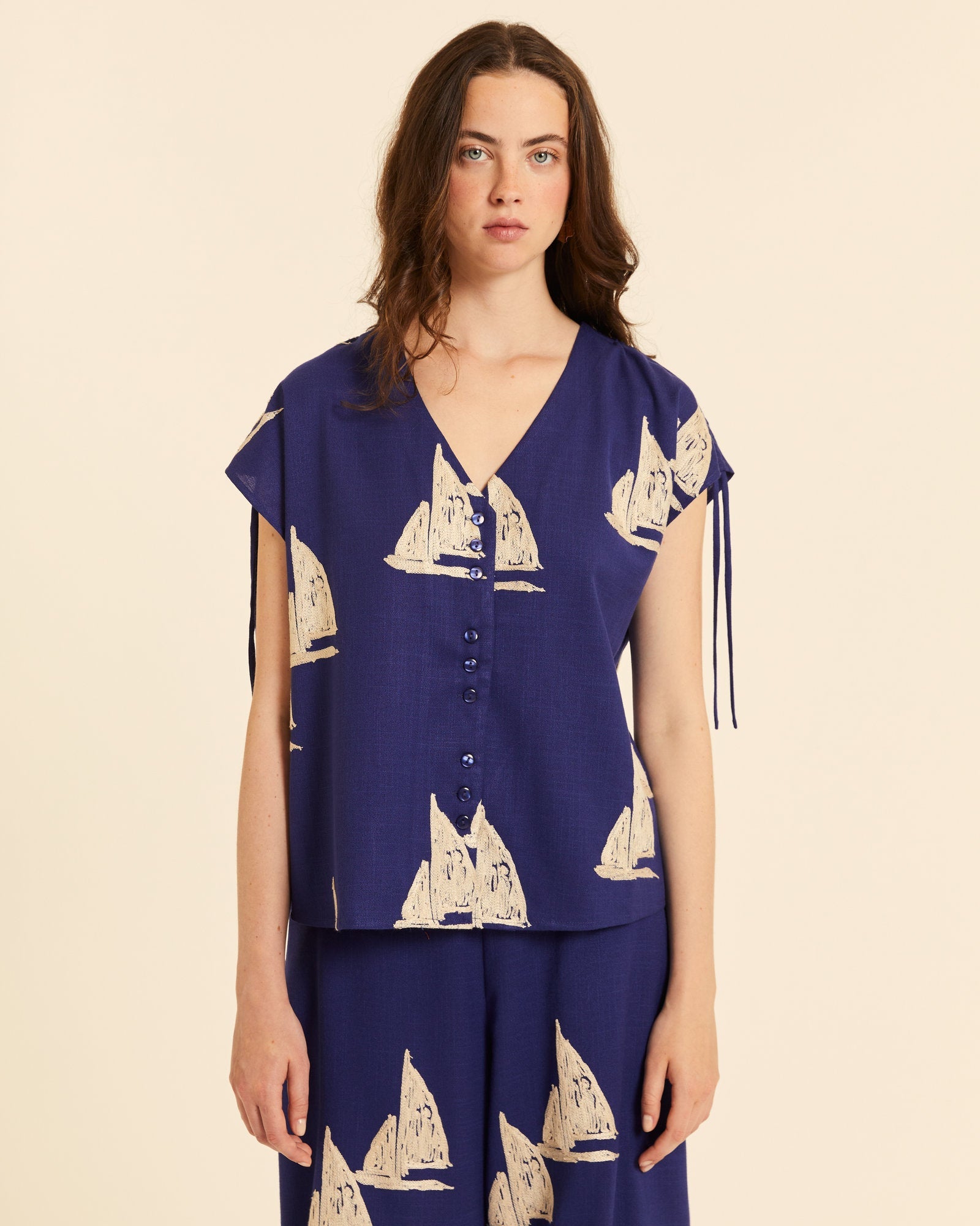 Blusa cuello pico con bordado barcos