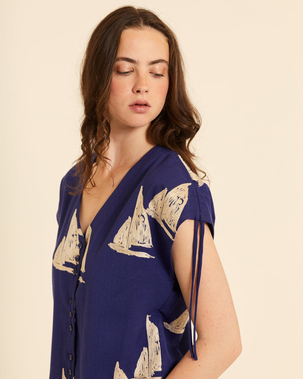 Blusa cuello pico con bordado barcos