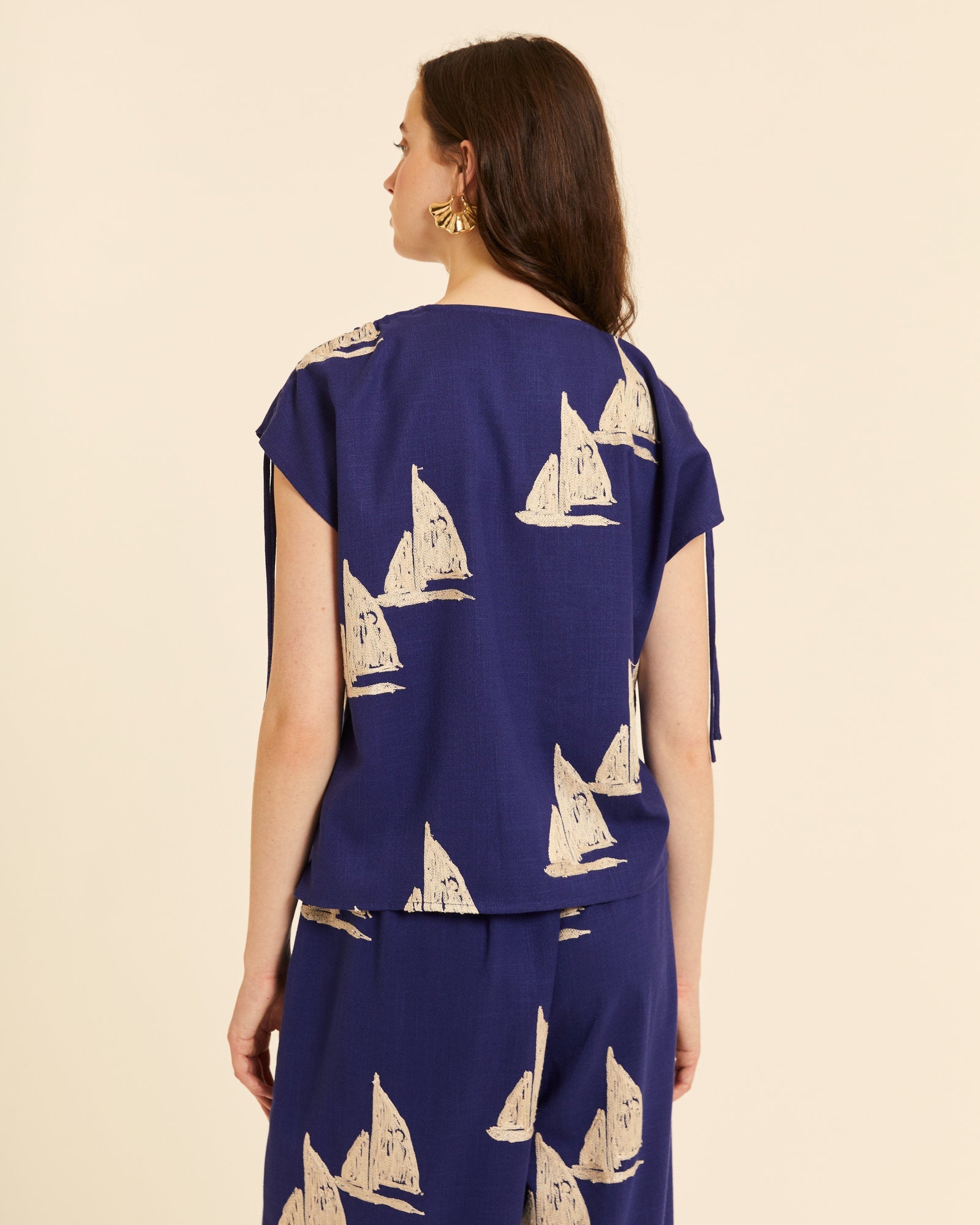 Blusa cuello pico con bordado barcos