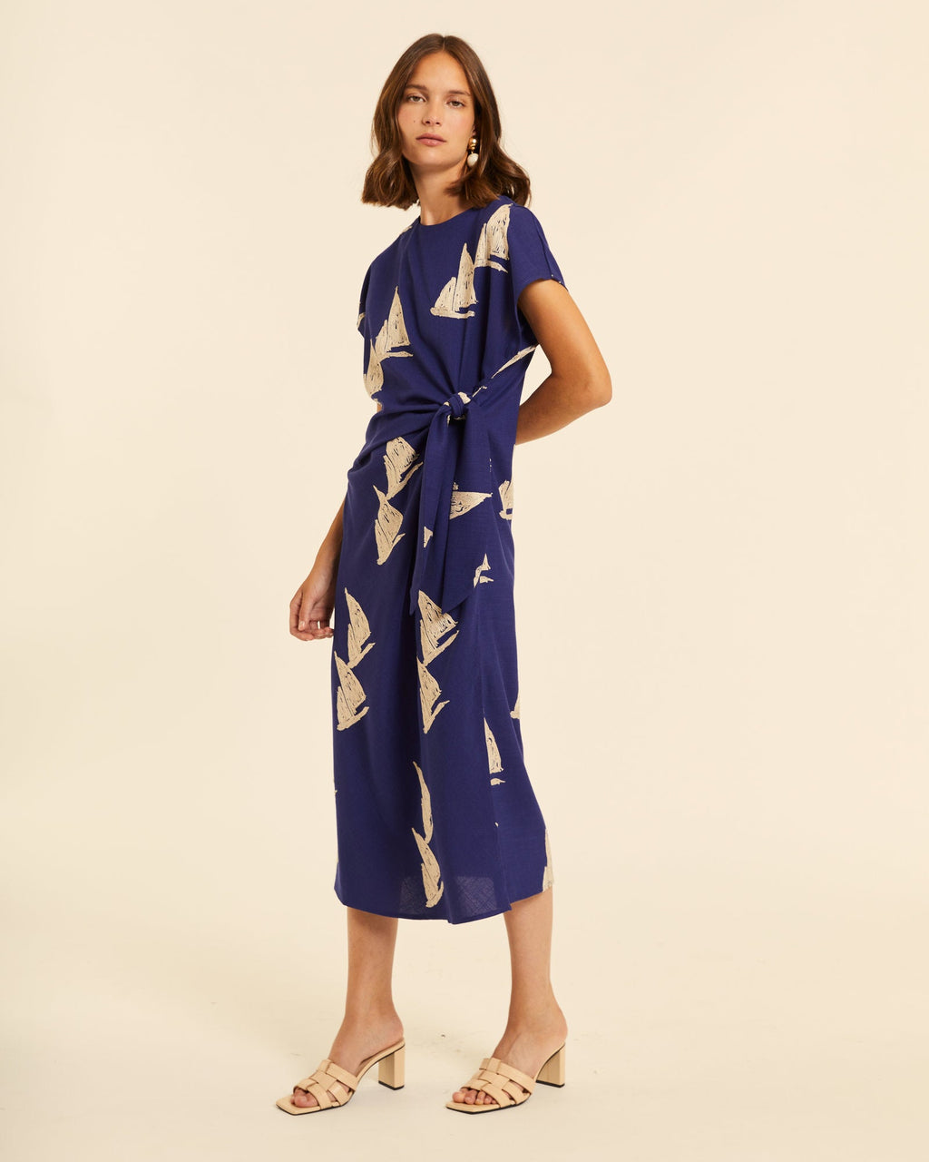 Vestido anudado con bordado barcos