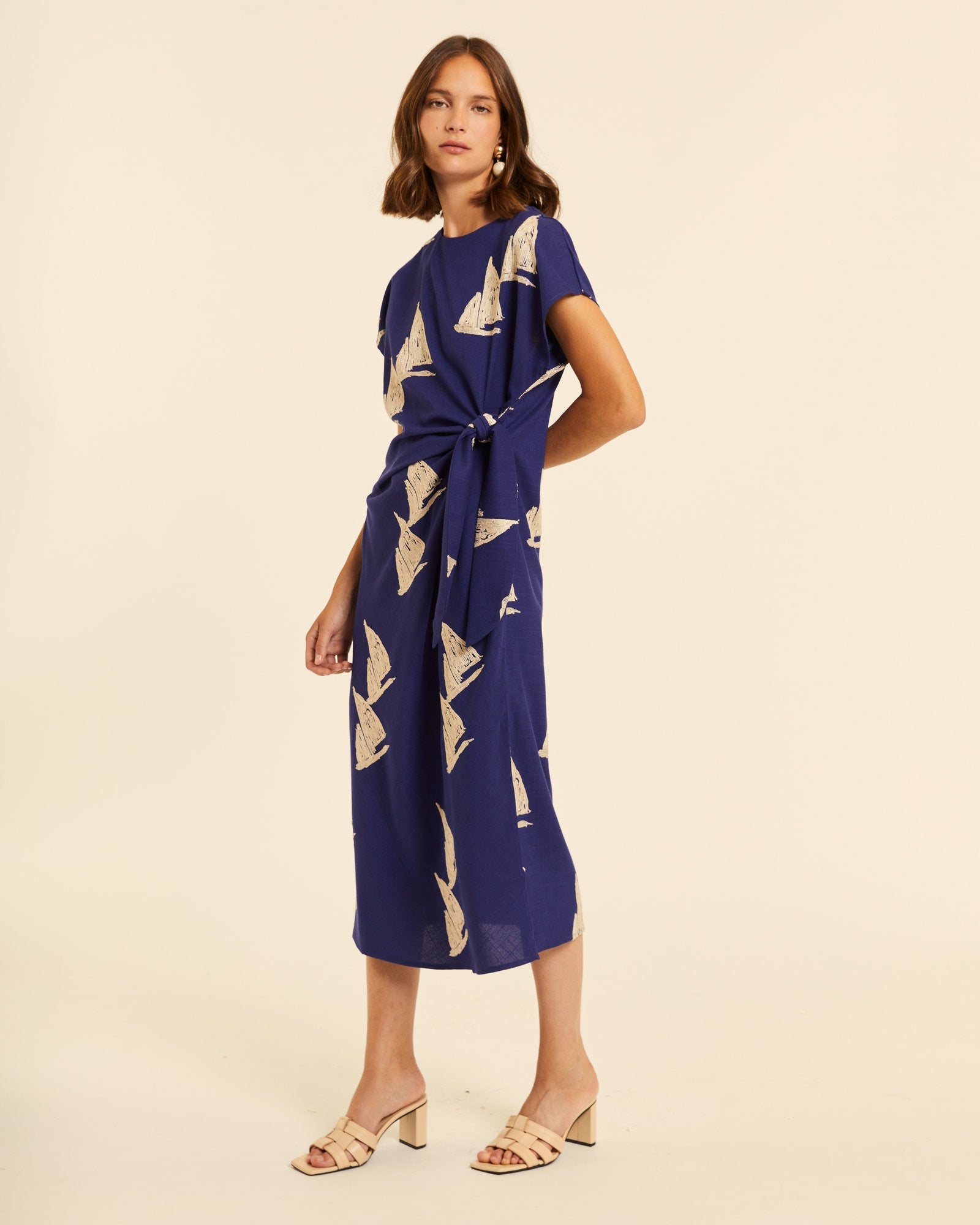 Vestido anudado con bordado barcos