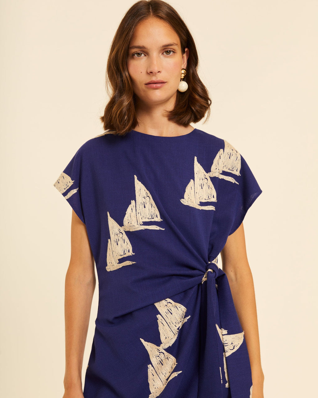 Vestido anudado con bordado barcos
