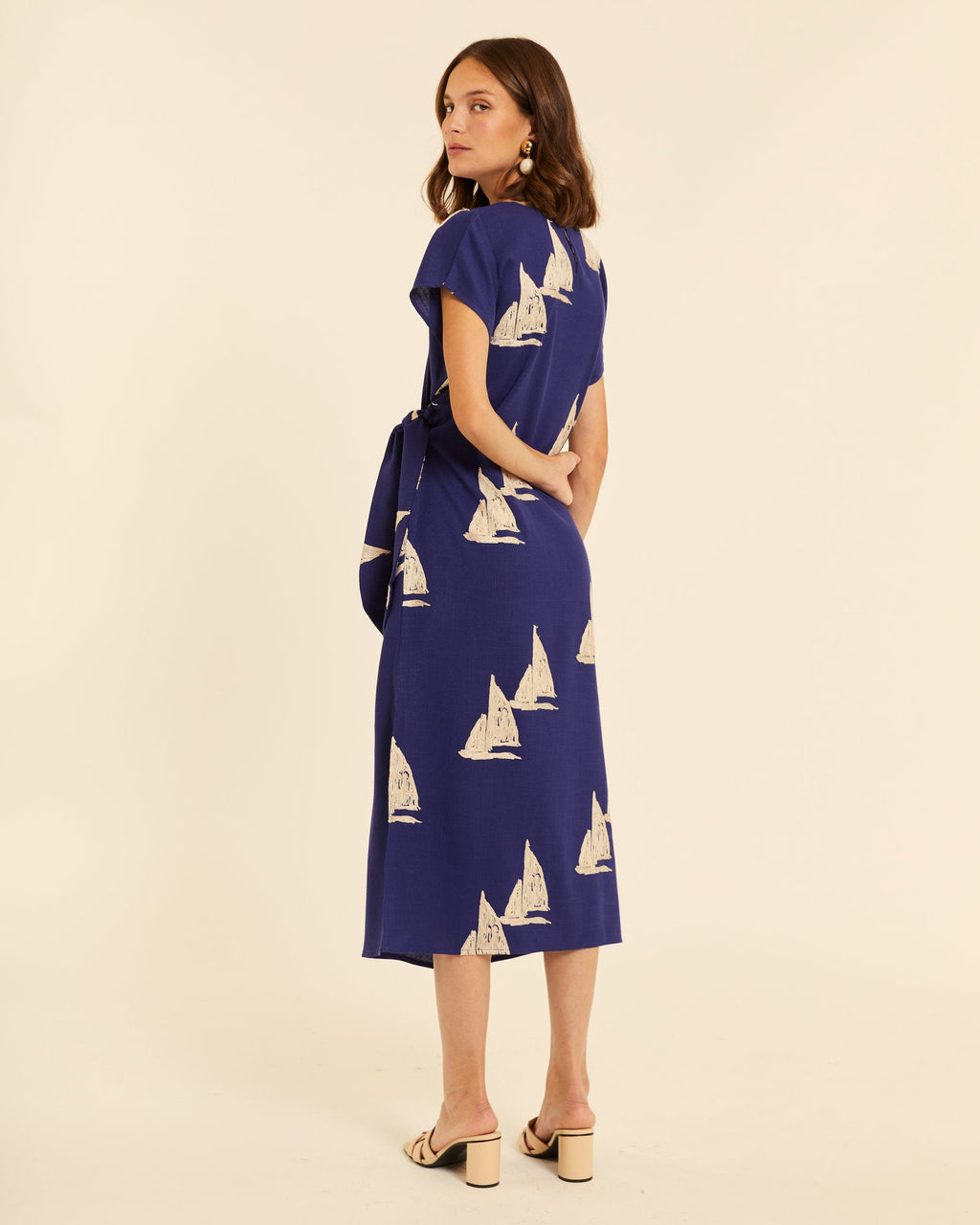 Vestido anudado con bordado barcos