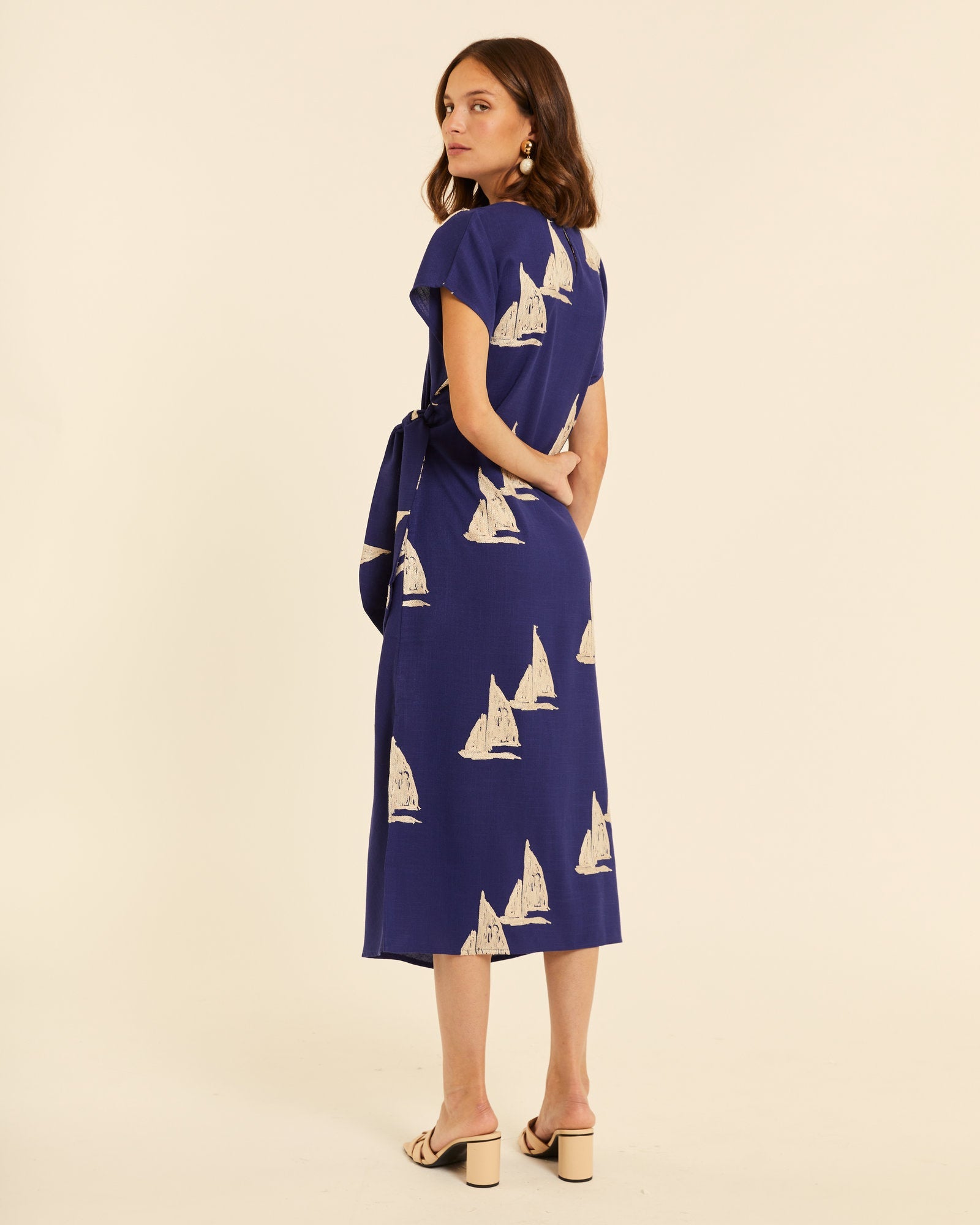 Vestido anudado con bordado barcos