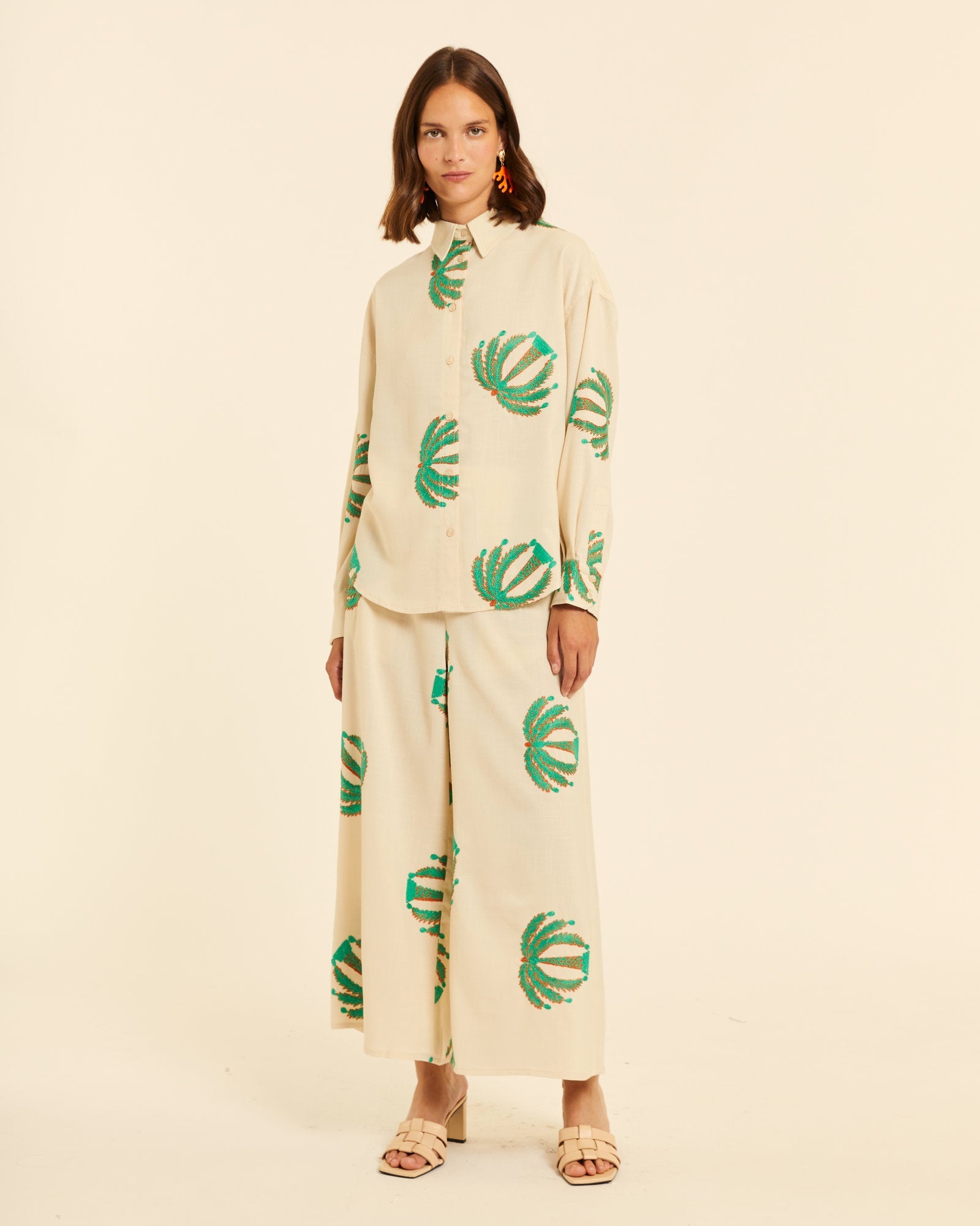 Camisa con bordado palmeras