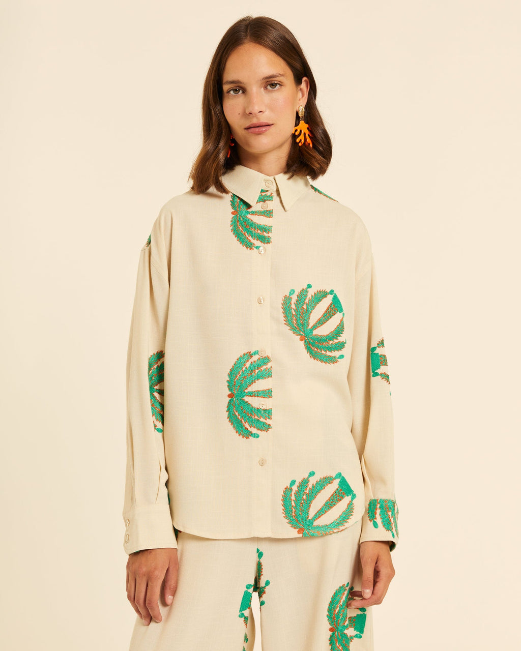 Camisa con bordado palmeras