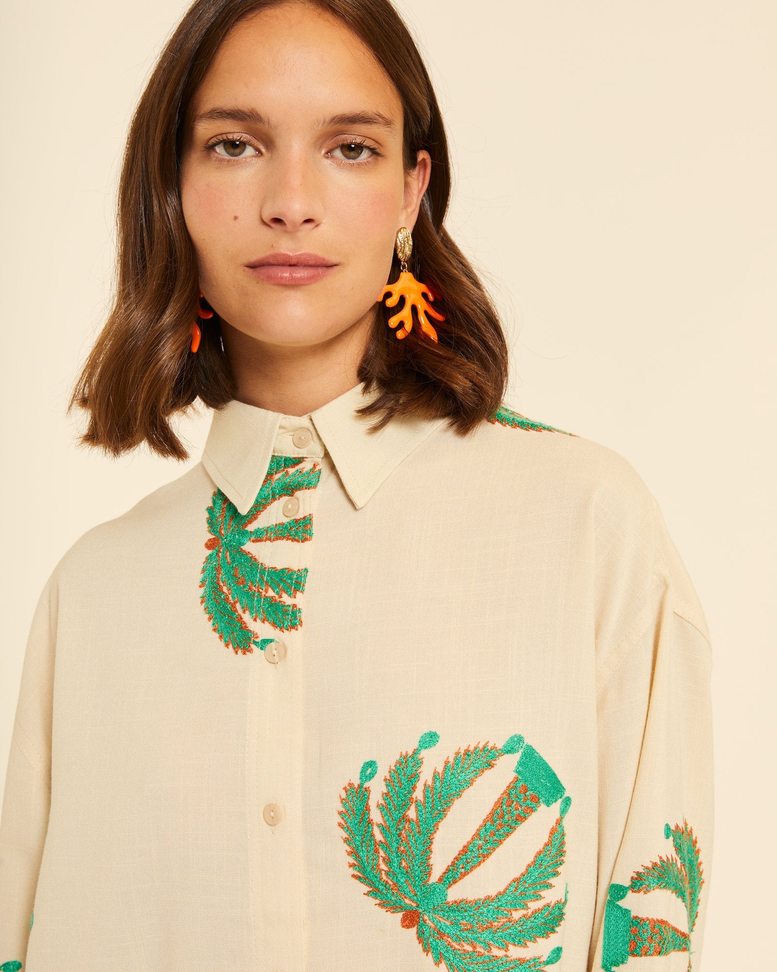 Camisa con bordado palmeras