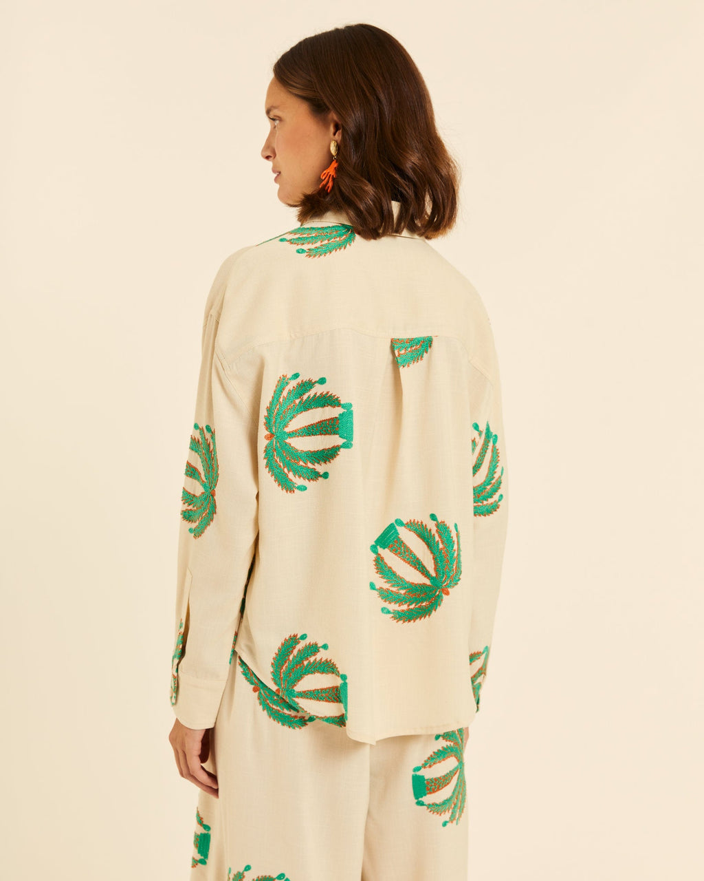 Camisa con bordado palmeras