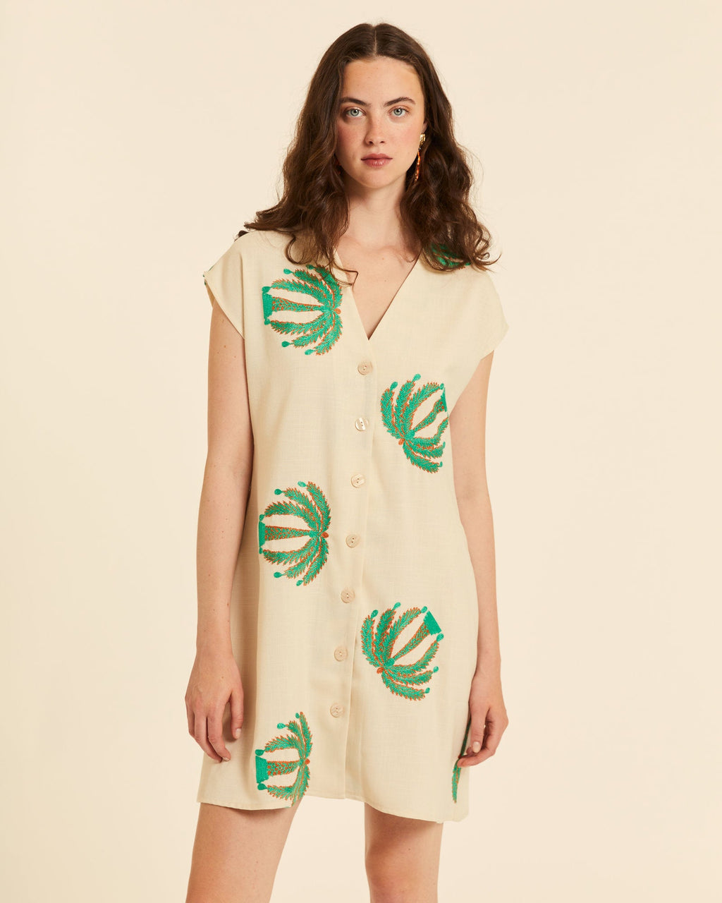 Vestido cuello pico con bordado palmeras