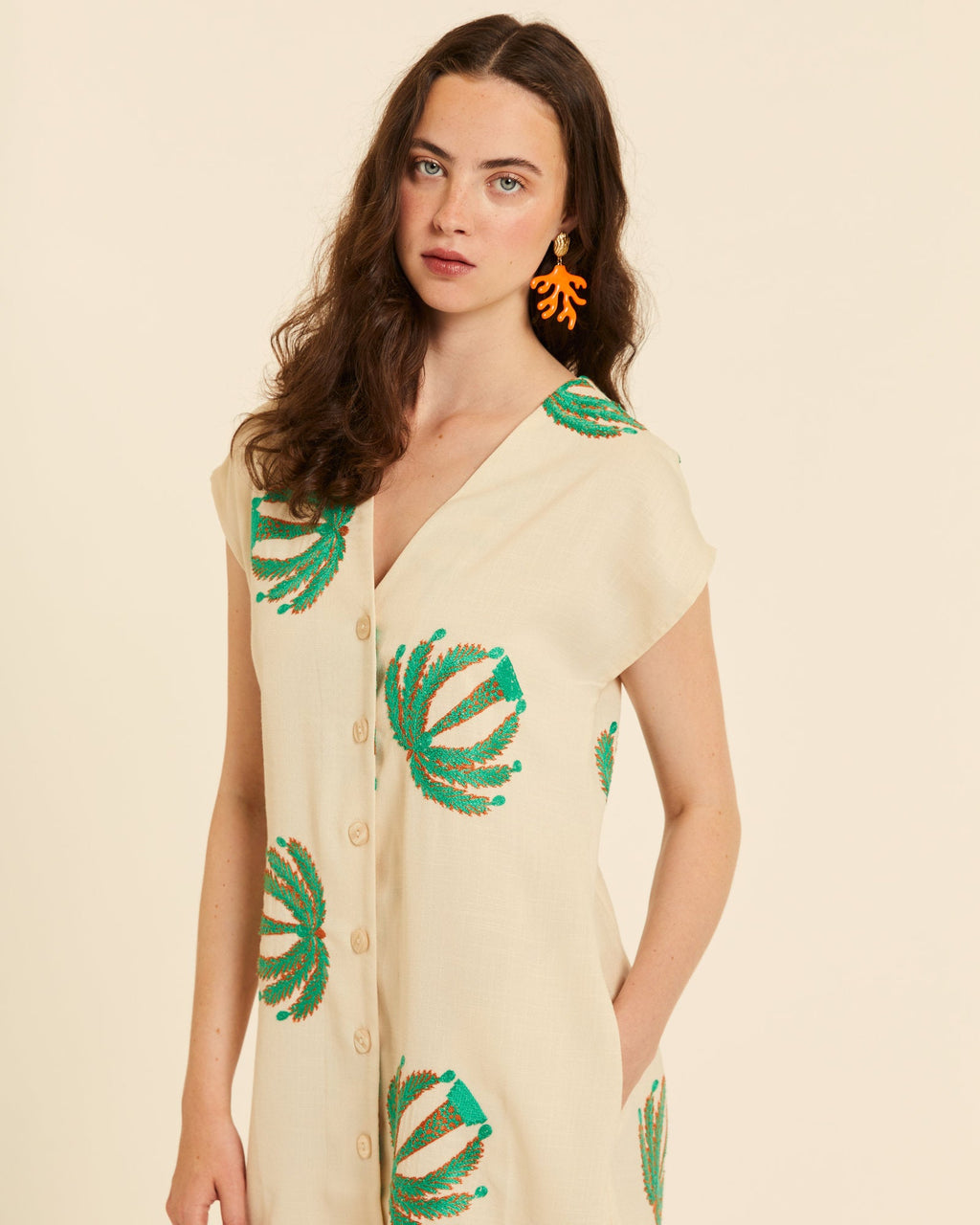Vestido cuello pico con bordado palmeras