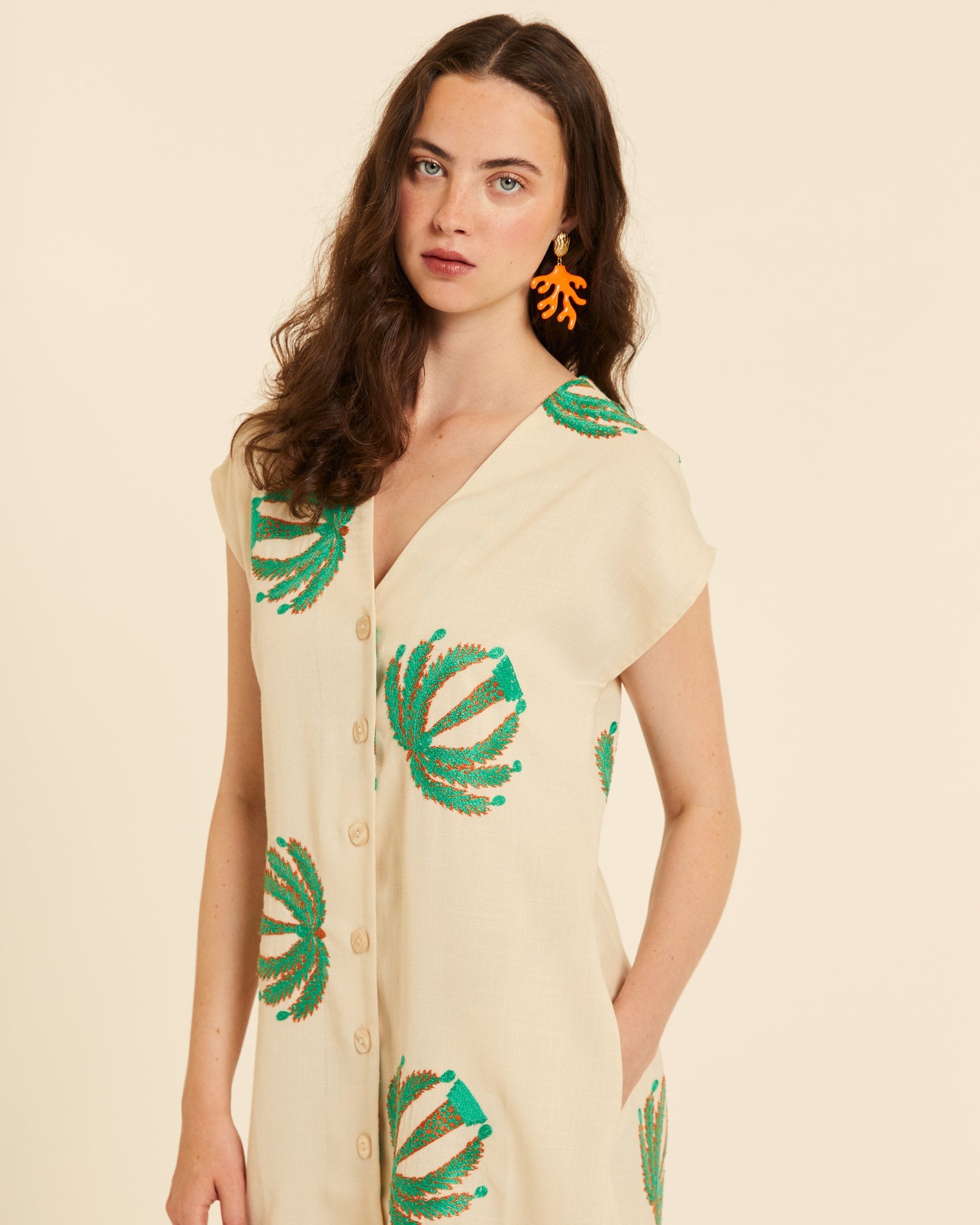 Vestido cuello pico con bordado palmeras