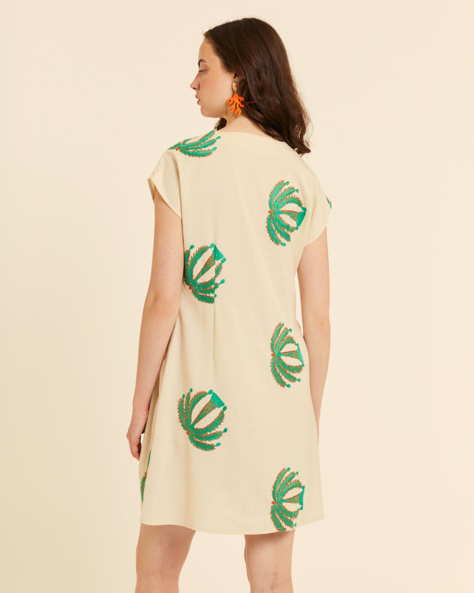 Vestido cuello pico con bordado palmeras