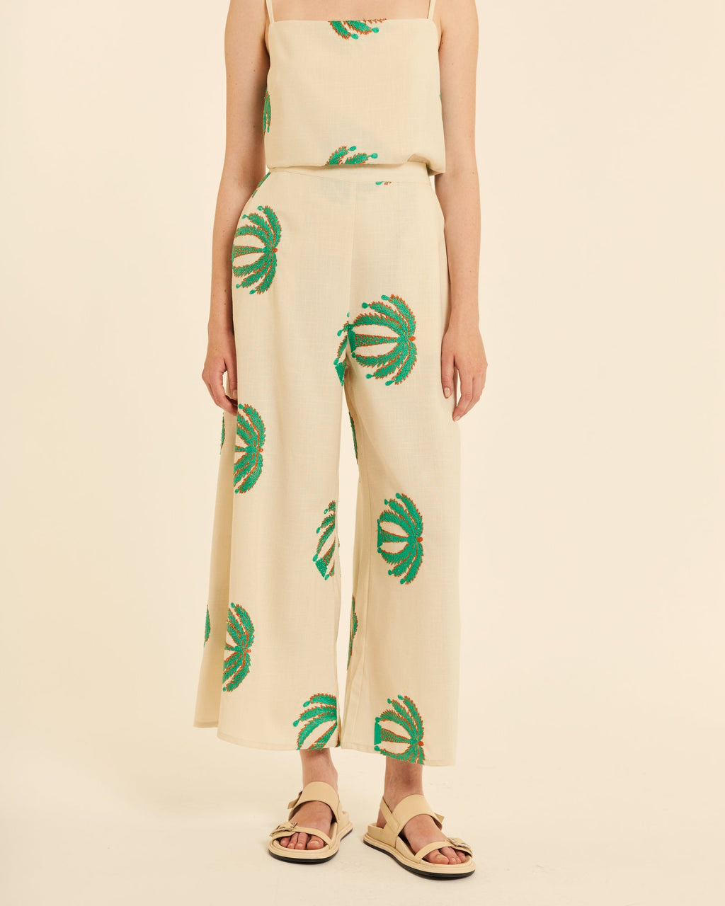 Pantalón amplio con bordado palmeras