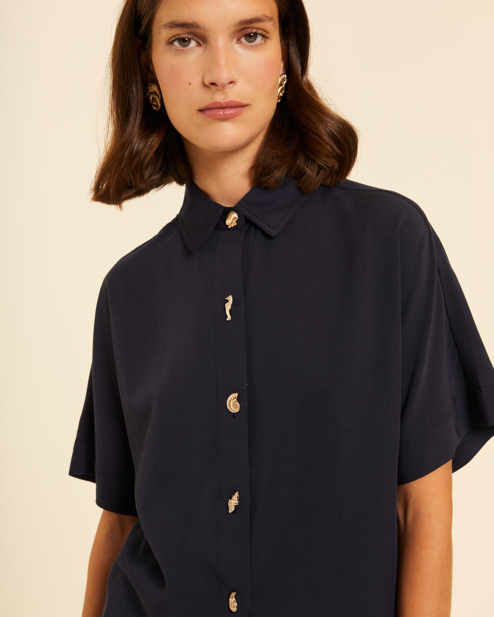 Camisa de manga corta negra