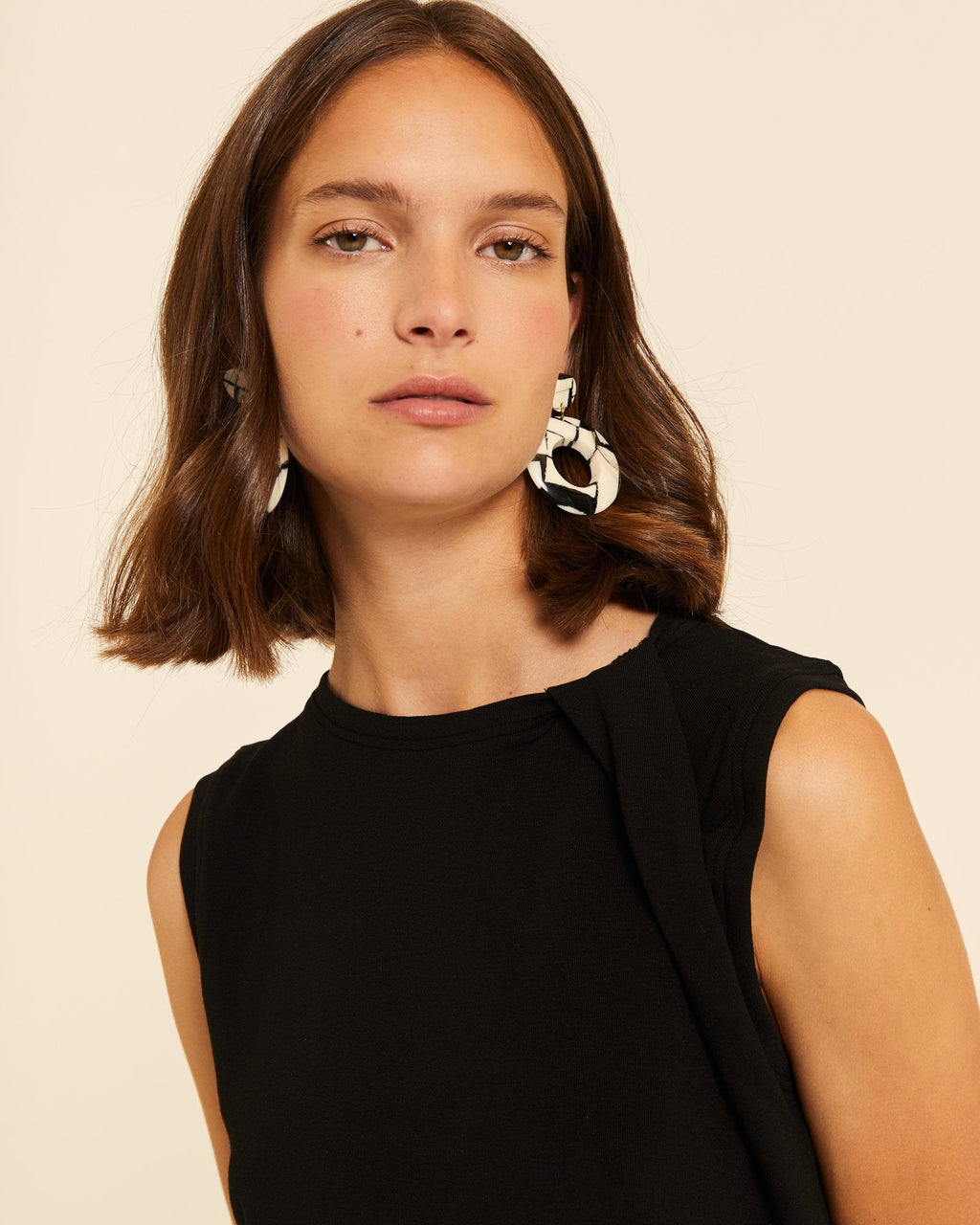 Top con detalle en hombro negro