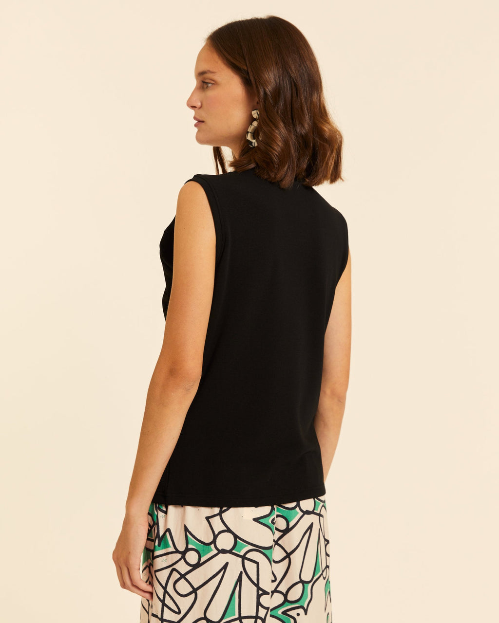Top con detalle en hombro negro