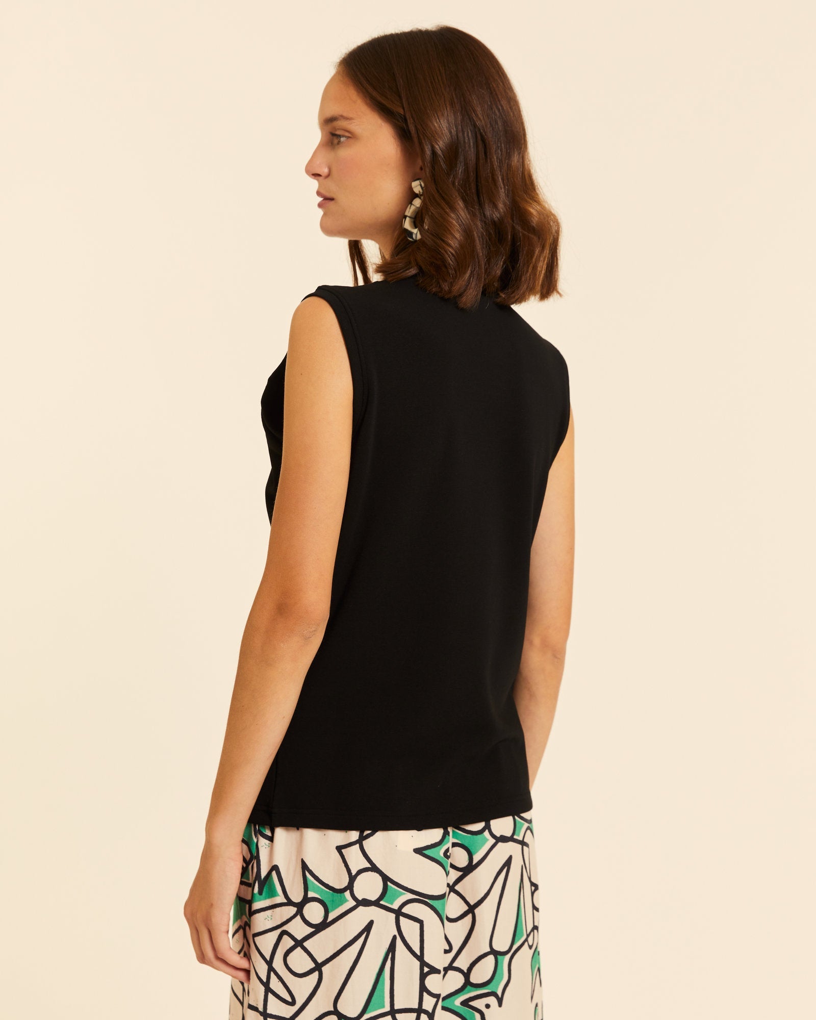 Top con detalle en hombro negro