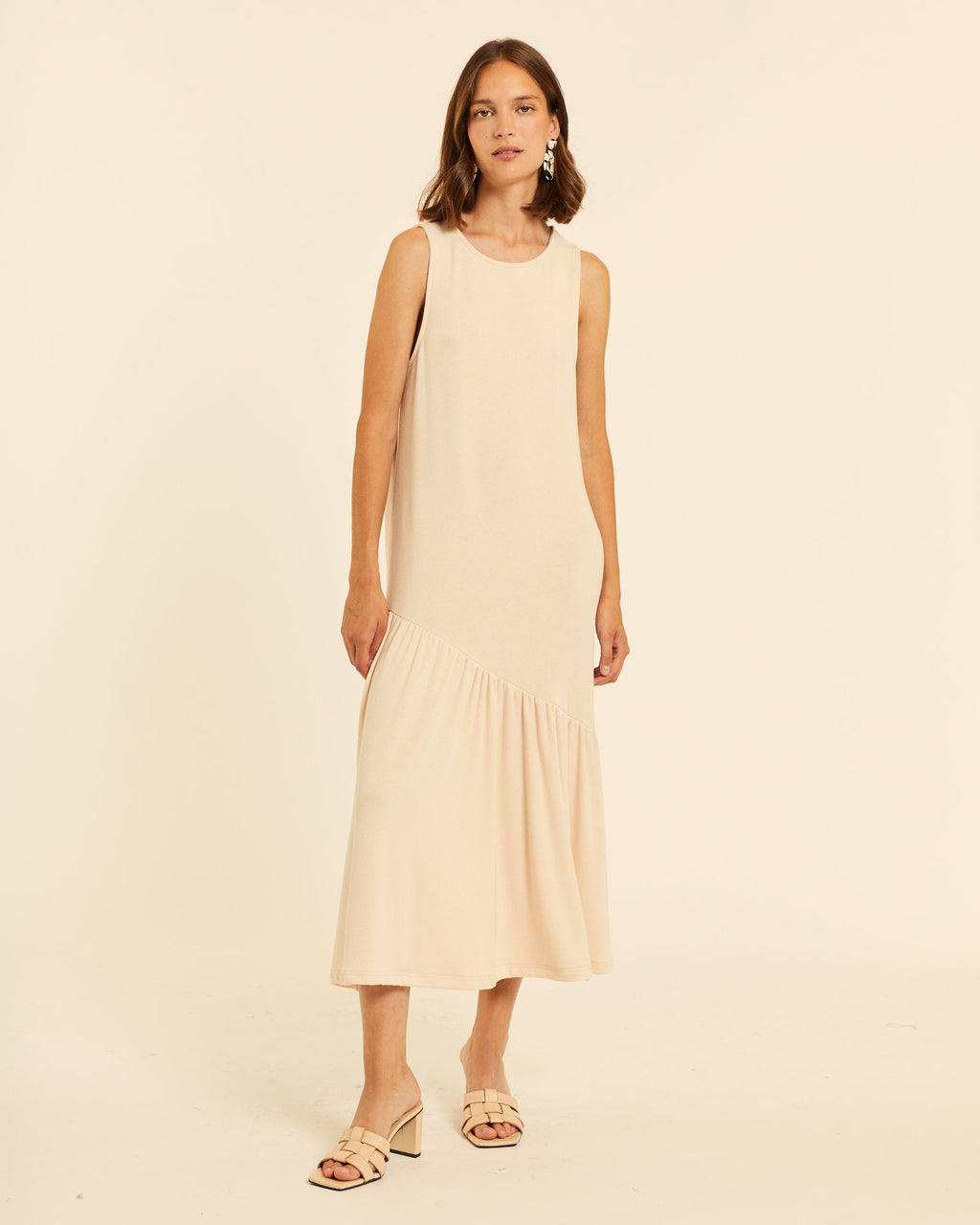 Vestido maxi con volante asimétrico crema