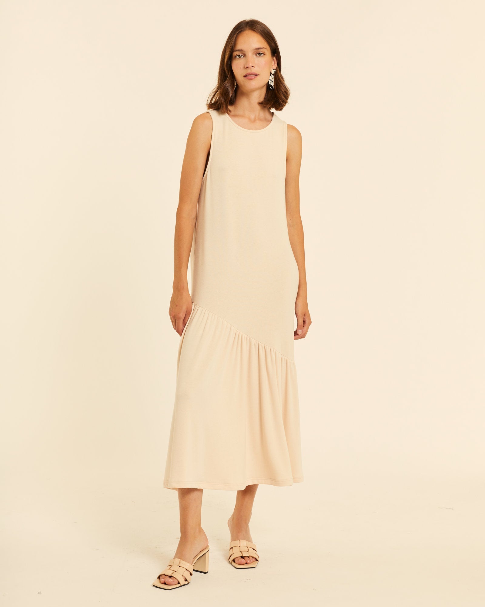Vestido maxi con volante asimétrico crema