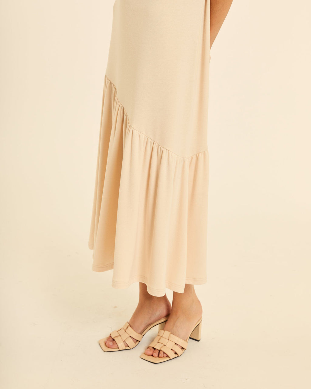 Vestido maxi con volante asimétrico crema