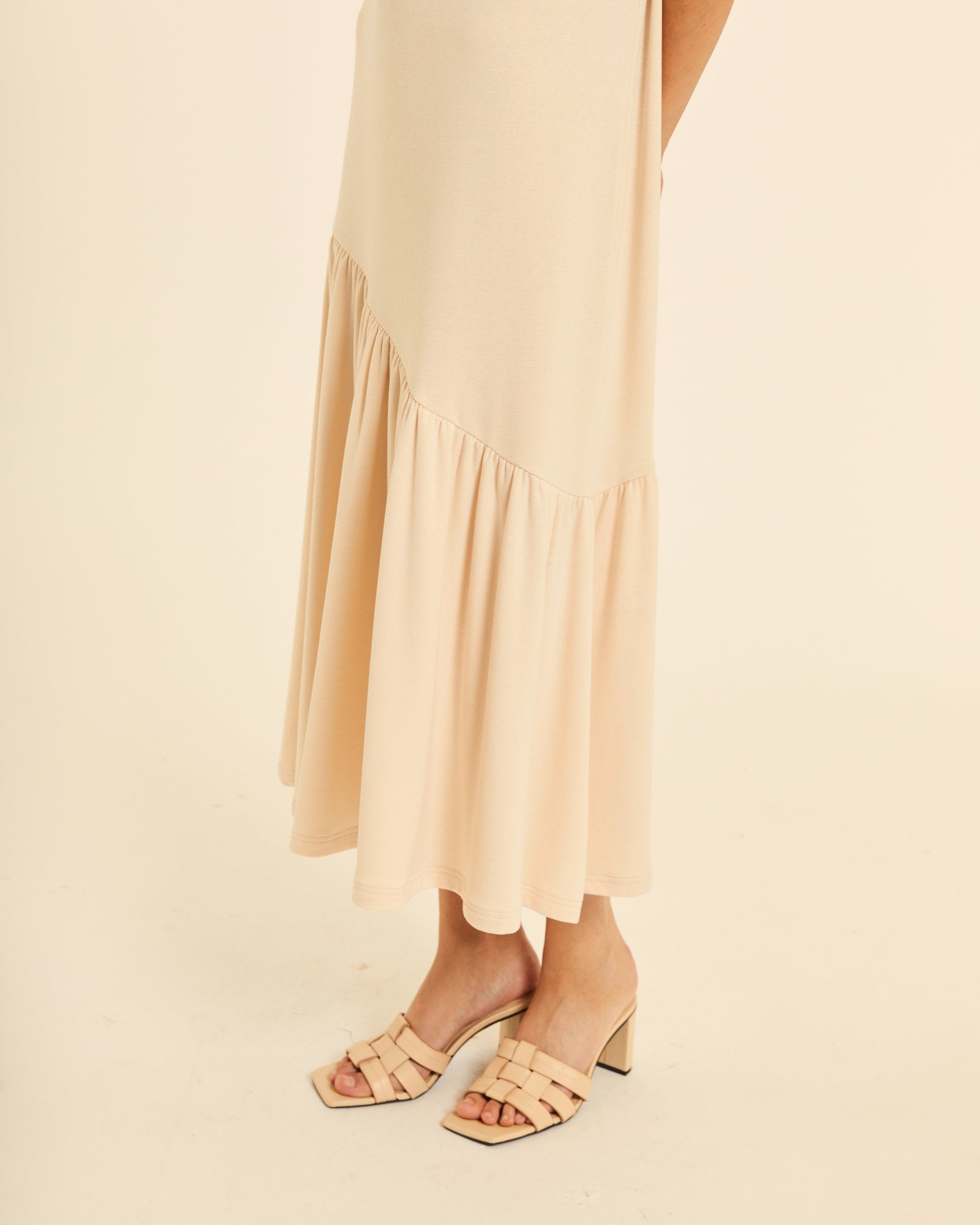 Vestido maxi con volante asimétrico crema