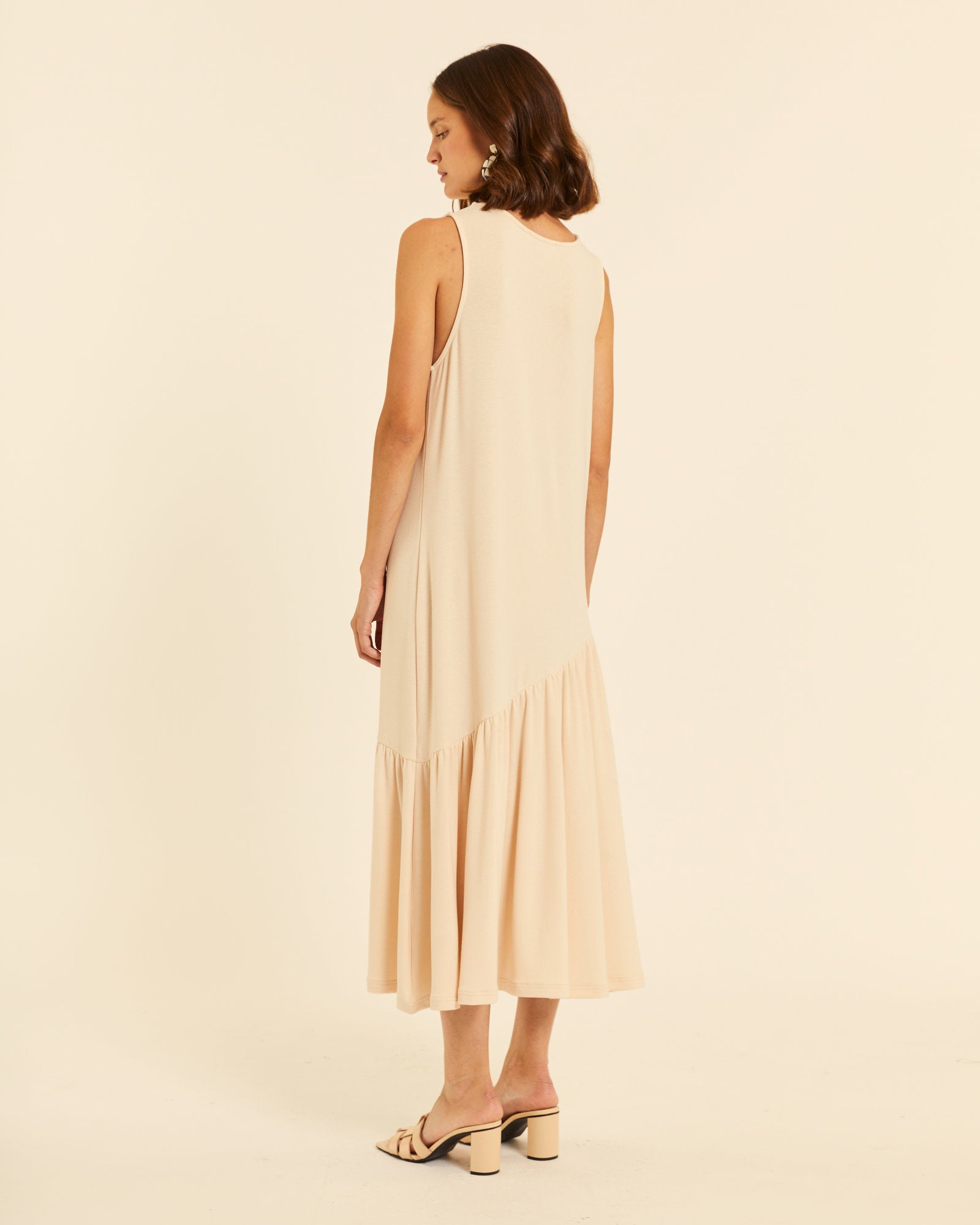 Vestido maxi con volante asimétrico crema