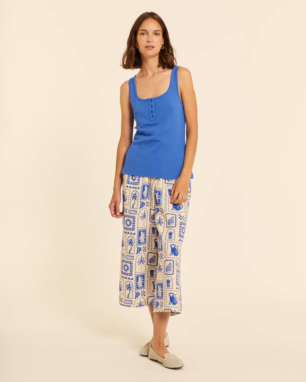 Top canalé con botones azul