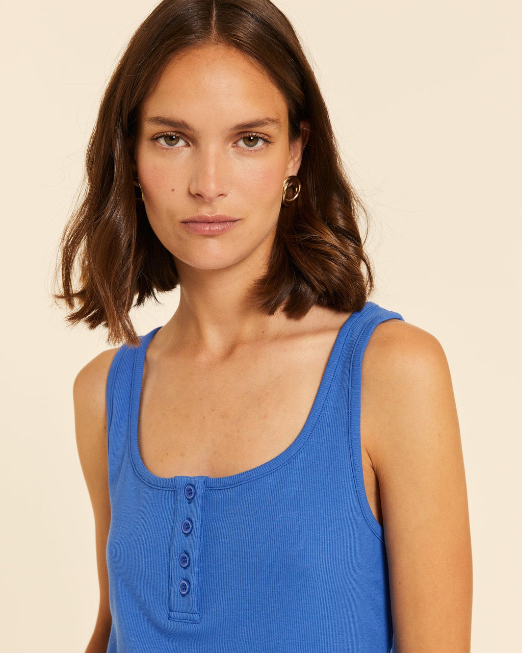 Top canalé con botones azul