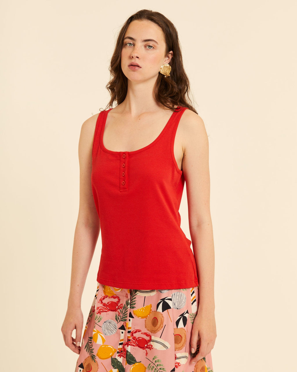 Top canalé con botones rojo