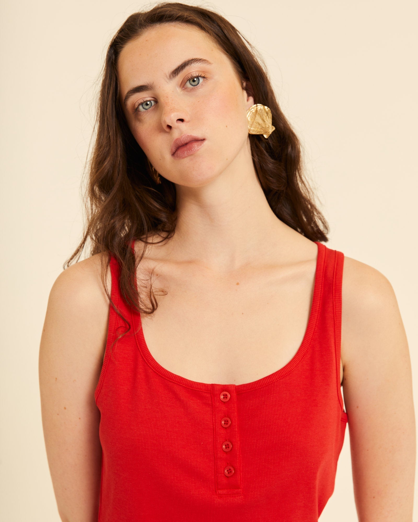 Top canalé con botones rojo